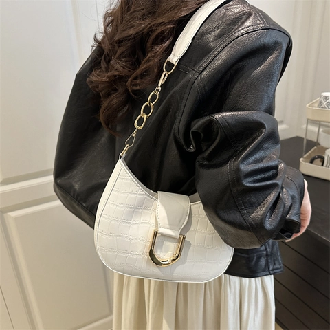Sac Sous le Bras en Cuir PU Motif Crocodile Style Français pour Femmes Sac à Épaule Demi-Lune avec Boucle de Chaîne en Or