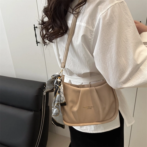 Sac à Épaule Sous le Bras Plissé à la Mode pour Femmes en Cuir PU Sac Banane Avec Foulard en Soie Décoratif Grande Capacité