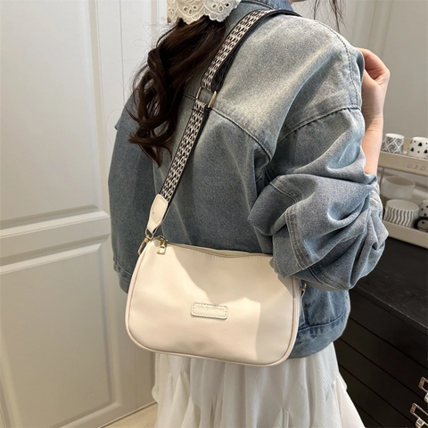 Fashion Women PU Leather Shoulder Bag With Wide Geometric Pattern Strap Casual Underarm Crossbody Bag For Daily Use Solid Color