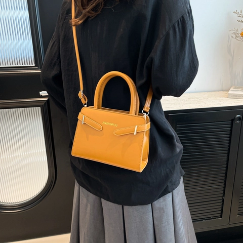 Borsa a Spalla da Donna in Pelle PU Moda Minimalista Borsetta a Tracolla Con Decorazione a Cintura Estate 2025 Borsa Pendolare