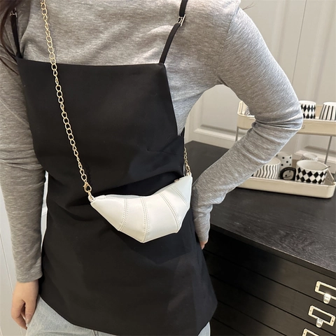 Bolso de Hombro Croissant de Cuero PU para Mujer Diseño Acolchado Mini Bolso Bandolera Con Cadena Dorada Bolso de Mano Color Sólido