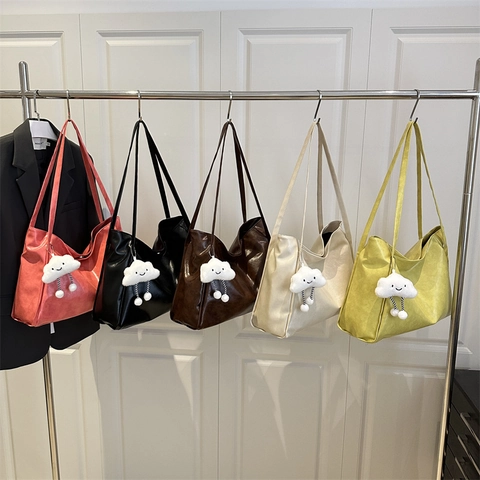 Sac Fourre-tout en Cuir PU pour Femmes Grande Capacité Sac à Épaule Minimaliste Avec Pendentif Nuage Sac à Main