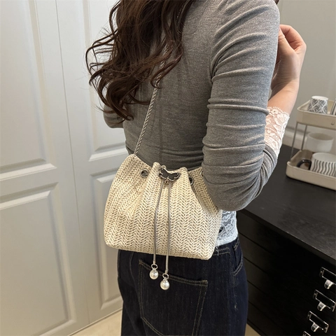 Damen Japanischer Stil Gewebte Eimertasche Mit Kordelzug Mode PU Leder Kette Schulter Umhängetasche Mit Schmetterling Perle Dekor