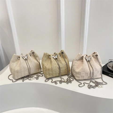 Bolso Cubo de Paja Tejida para Mujer Bolso de Hombro Informal Con Hebilla de Mariposa y Colgantes de Perlas Artificiales