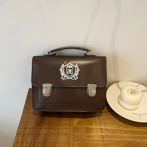 Preppy Stil PU Leder Schultertasche Retro Umhängetasche Für Damen Mode Crossbody Handtasche Mit Stickerei Schild Abzeichen