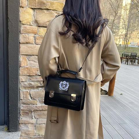 Preppy Stil PU Leder Schultertasche Retro Umhängetasche Für Damen Mode Crossbody Handtasche Mit Stickerei Schild Abzeichen