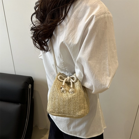 Borsa a Secchiello in PU Intrecciata alla Moda da Donna Semplice Borsa a Tracolla con Coulisse e Perline di Metallo