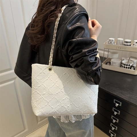 Borsa Tote da Donna in Nylon Trapuntato di Moda Tracolla a Catena Casual Grande Capacità Ricamo Floreale Borsa a Mano Versatile