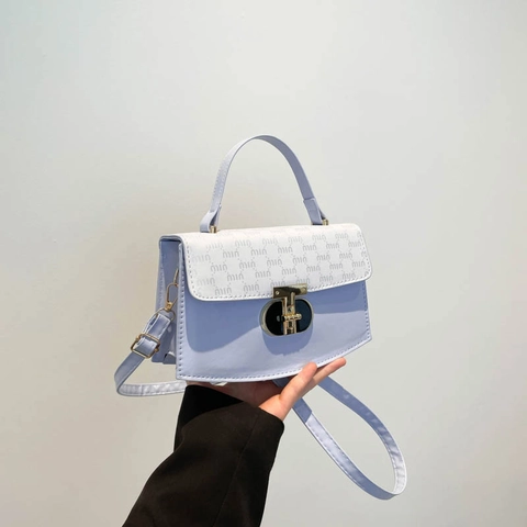 Chique Dames Kleine Vierkante Schoudertas PU Leer Crossbody Tas Met Logo Reliëf Flap En Metalen Gesp Stijlvolle Mode Handtas