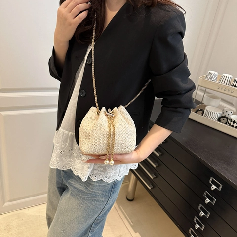 Minimalistische Stroh Gewebte Eimertasche Für Damen Koreanischer Stil Kettengurt Künstliche Perle Dekoration Einzelne Schulter Umhängetasche Sommer Urlaub