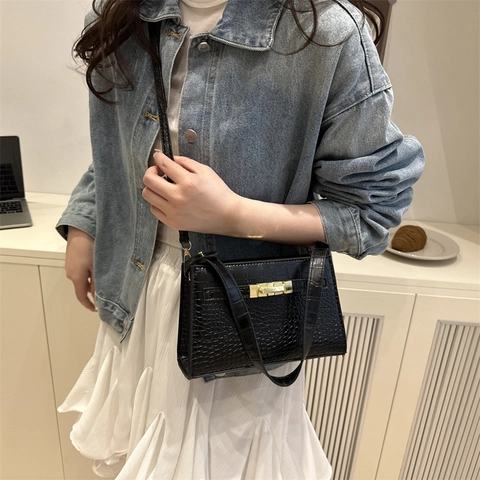 Women Crocodile Pattern PU Leather Shoulder Bag Urban Minimalist Square Handbag With Gold Metal Lock Adjustable Strap Fashion Daily Bag
