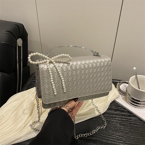 Gewebte PU Leder Umhängetasche Für Damen Mit Künstlicher Perlen Schleife Metallgriff Und Kette Urban Minimalistische Party Handtasche