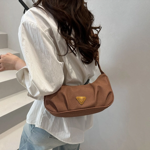 Bolso Hobo de Mujer con Lazo Plisado Logo Triángulo Bolso de Axila de PU Color Sólido Bolso de Hombro Casual de Moda