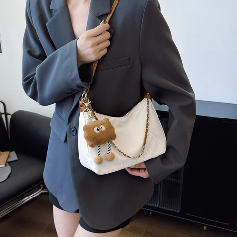 Minimalist PU Pleated Shoulder Bag For Women Large Capacity Tote Bag With Metal Chain Decoration And Cute Plush Charm Hobo Bag