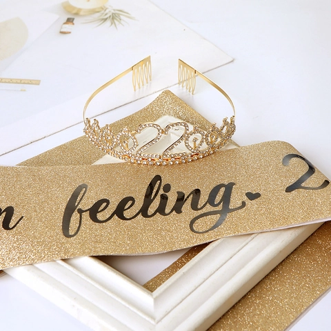 Set Corona di Strass Oro e Fascia Compleanno I Am Feeling 22 per Donna Decorazioni Festa 22 Compleanno Accessori Diadema in Lega