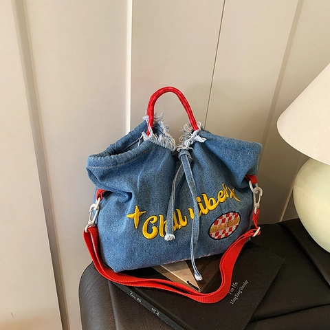 Damen Denim Tote Bag Bestickter Buchstabe Große Kapazität Kordelzug Umhängetasche Retro Distressed Handtasche Mit Rotem Schultergurt