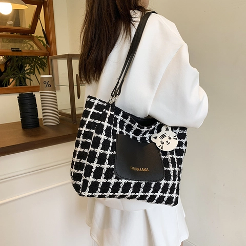 Bolso Tote de Cuadros de Moda para Mujer Gran Capacidad Bolso de Hombro de Tablero de Ajedrez con Colgante de Gato Bolso de Mano