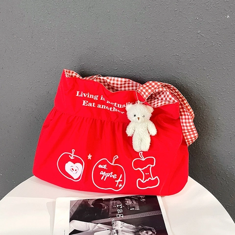 Sac Tote pour Femmes en Nylon Rouge Style Coréen Grande Capacité Sac à Épaule Avec Imprimé Pomme Sangles à Carreaux et Ours en Peluche