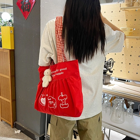 Sac Tote pour Femmes en Nylon Rouge Style Coréen Grande Capacité Sac à Épaule Avec Imprimé Pomme Sangles à Carreaux et Ours en Peluche