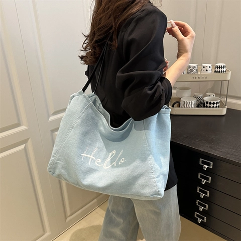 Sac Fourre-tout en Denim Minimaliste Style Coréen Pour Femmes Grande Capacité Hello Broderie de Lettres Sac à Épaule Rétro