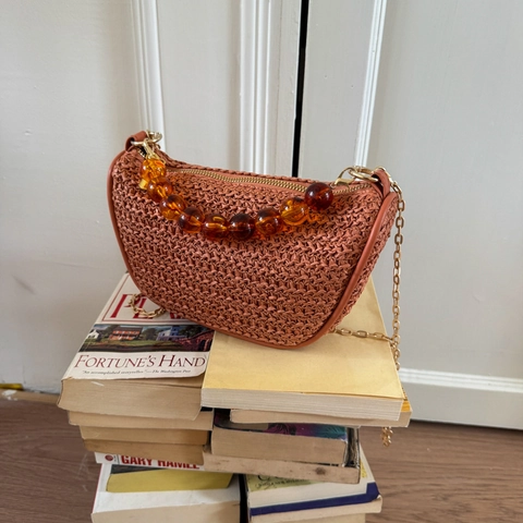 Fashion Woven Straw Half Moon Shoulder Bag With Amber Resin Bead Handle Gold Metal Chain For Women Summer Vacation Crossbody