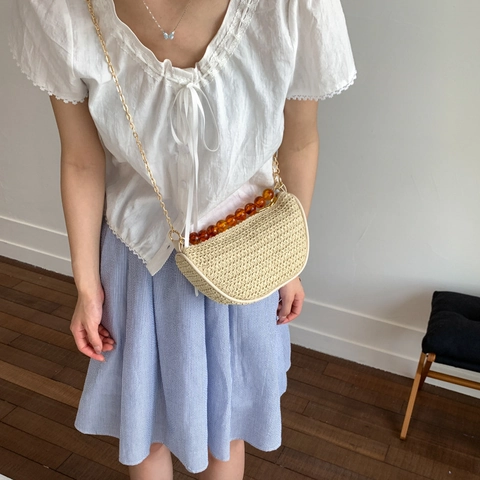 Fashion Woven Straw Half Moon Shoulder Bag With Amber Resin Bead Handle Gold Metal Chain For Women Summer Vacation Crossbody