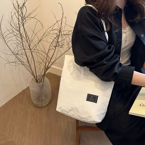 Bolso Tote Plisado de Nailon Minimalista Japonés para Mujer Gran Capacidad Color Sólido Bolso de Hombro Versátil de Viaje
