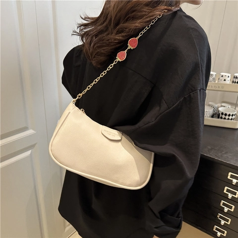 Koreanisch Retro Litschikorn PU-Leder Unterarmtasche Fashion Damen Umhängetasche Mit Süßem Erdbeer-Kette Anhänger Casual Tasche