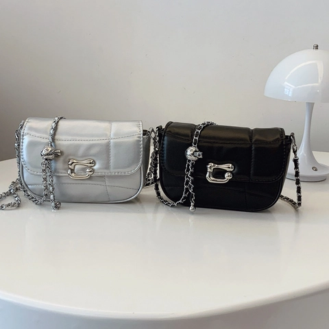 Fashion Women Quilted Saddle Bag PU Leather Shoulder Crossbody Bag With Metallic Chain Minimalist Daily Messenger Padded Bag