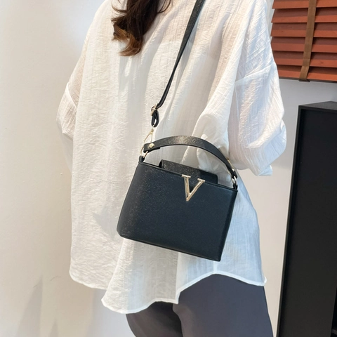Modieuze Dames PU Leren Schoudertas Met V-vormige Metalen Decoratie Minimalistische Stijlvolle Crossbody Emmer Handtas Voor Dagelijks Gebruik