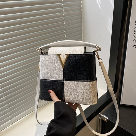 Mode Contrastkleur Splicing PU Lederen Emmer Tas Voor Vrouwen Metalen V-Vormige Gesp Enkele Schouder Crossbody Tote Handtas