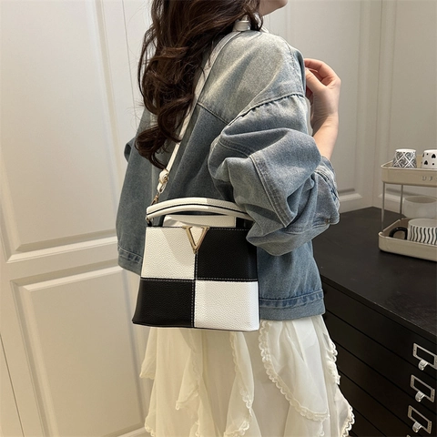 Mode Contrastkleur Splicing PU Lederen Emmer Tas Voor Vrouwen Metalen V-Vormige Gesp Enkele Schouder Crossbody Tote Handtas