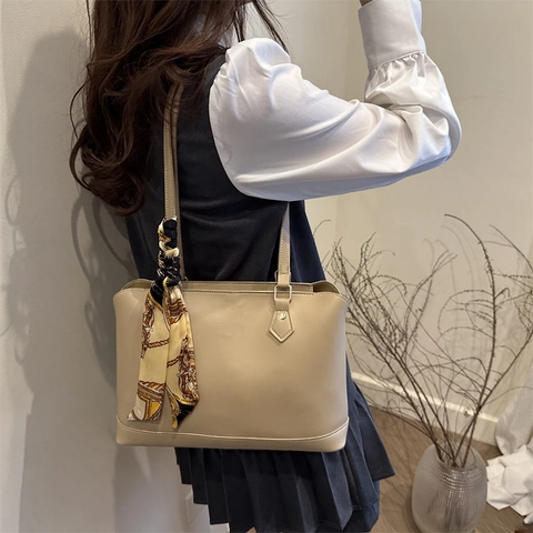 Borsa Tote da Donna in Pelle PU di Grande Capacità Borsa a Tracolla alla Moda con Cuciture a Contrasto e Decorazione Foulard