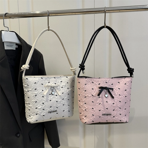 Bolso Cubo Elegante con Lazo para Mujer Bolso de Hombro de Moda con Colgante de Corazón y Decoración de Placa de Metal Fashion
