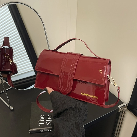 Mode Damen Glänzend PU Lackleder Umhängetasche Minimalistisch Kleine Quadratische Umhängetasche Mit Goldenem Logo Glänzend Pendler Handtasche