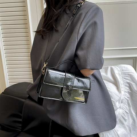 Mode Damen Glänzend PU Lackleder Umhängetasche Minimalistisch Kleine Quadratische Umhängetasche Mit Goldenem Logo Glänzend Pendler Handtasche