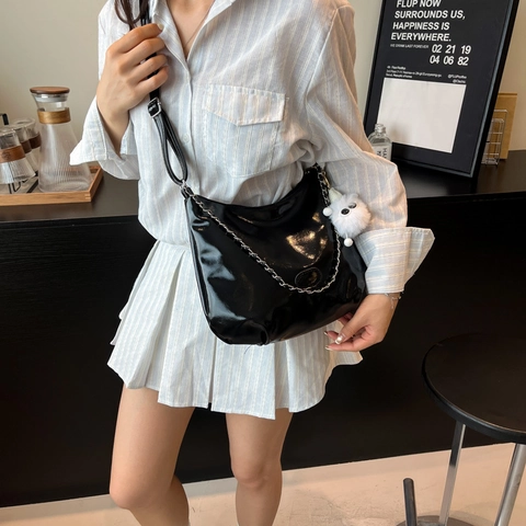 Women Large Capacity Glossy PU Leather Shoulder Bag Minimalist Solid Color Commuting Crossbody Hobo Bag With Metal Chain