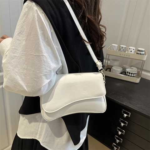 2025 Nuova Borsa Quadrata da Donna in Pelle PU Lucida Tinta Unita Patta a Onde Borsa a Tracolla Pendolare Moda