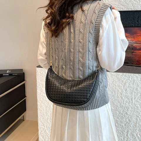 Women Fashion Woven Pattern Crescent Shoulder Bag Casual PU Leather Hobo Bag With Gold Metal Chain Strap Solid Color