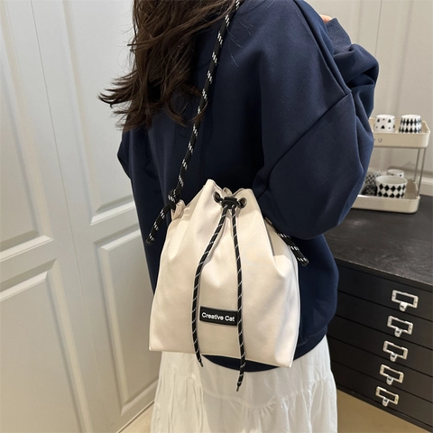 Nylon Grote Capaciteit Trekkoord Emmer Tas Voor Vrouwen Contrast Schouderriem Straat Trend Casual Crossbody Schoudertas