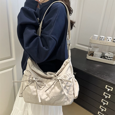 Bolso de Hombro de Nailon para Mujer Gran Capacidad Bolso Bandolera Plisado con Lazo Casual Color Sólido a Mano