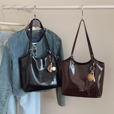 Bolso Tote de Mujer en Cuero PU Brillante Gran Capacidad Bolso de Hombro Retro Con Colgante de Béisbol Moda Estampado de Letras Bolso Diario