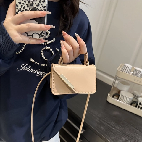 Damen Minimalistische Mini Umhängetasche PU Leder Mikro Handtasche Mit Metallstangen Dekoration Klappe Quadratische Schultertasche