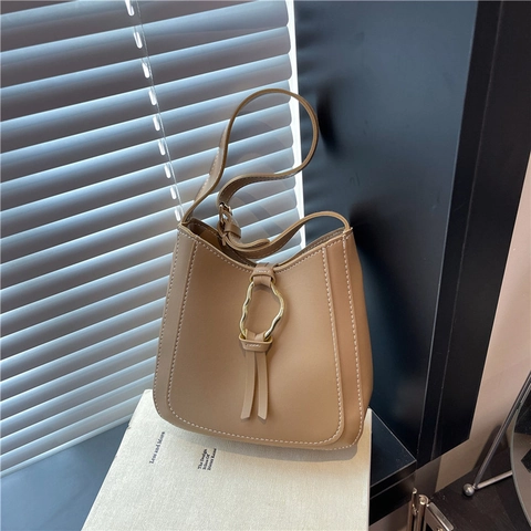 Women Urban Minimalist PU Leather Shoulder Bag Contrast Stitching Metal Ring Tassel Underarm Hobo Bag Daily Commute Square Bag