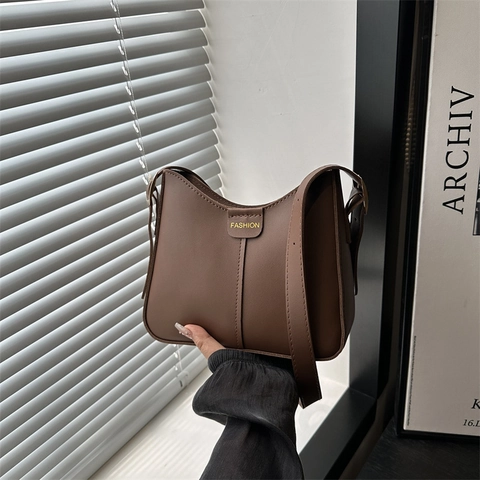 Women Vintage PU Leather Bucket Shoulder Bag Large Capacity Solid Color Minimalist Crossbody Bag With Star Hairball Charm Daily Fashion Bag