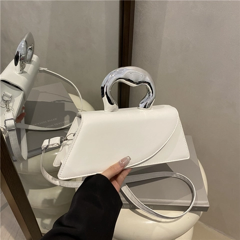 PU Leder Trapez Schultertasche Für Damen Mit Unregelmäßigem Silber Metallgriff Große Kapazität Minimalistische Handtasche