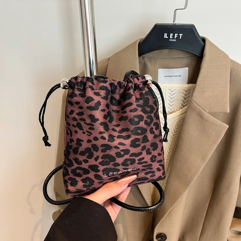 Bolso de Hombro con Estampado de Leopardo en Nailon para Mujer Bolso de Cubo Vintage con Cordón y Decoración de Metal