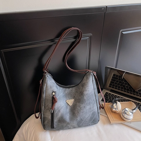Bolso Tote de Cuero de PU de Gran Capacidad Vintage para Mujer Bolso de Hombro Minimalista Viaje Diario Con Placa de Metal Triangular