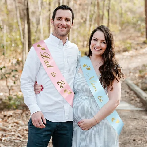 Fascia per Feste Mom To Be Daddy To Be per Celebrazione Baby Shower Tessuto Glitterato Scritte in Foglia d'Oro Design con Orme Decorazioni per Futuri Genitori