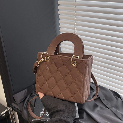 Sac à Main Matelassé Élégant en Losanges Cuir PU Rétro Sac Bandoulière Petit Sac Carré Avec Pendentif en Métal Femme